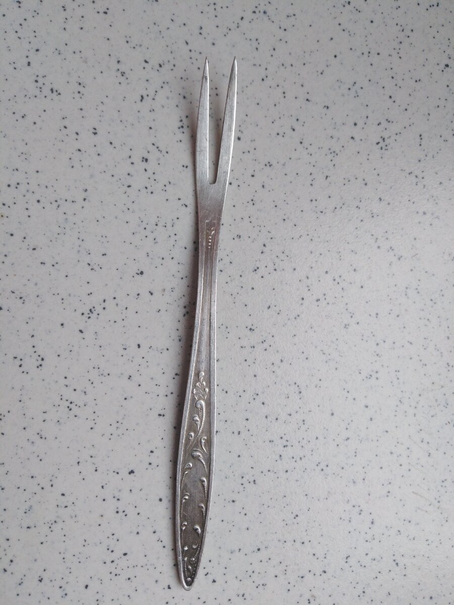 Лимонная вилочка — специализированная вилка для перекладывания ломтиков или долек лимона. 