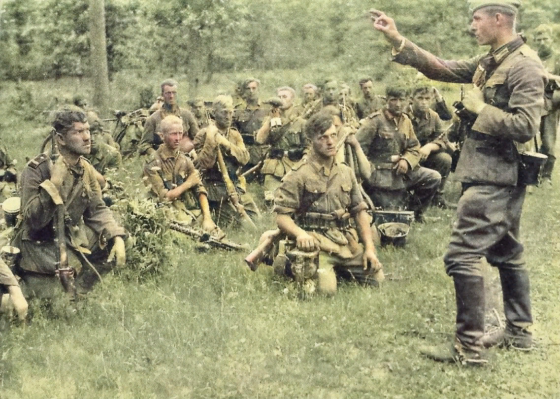 Перед наступлением. Солдаты вермахта 22 июня 1941. Солдаты вермахта июнь 1941. Солдаты вермахта лето 1941. Немецкий солдат 1941 года.