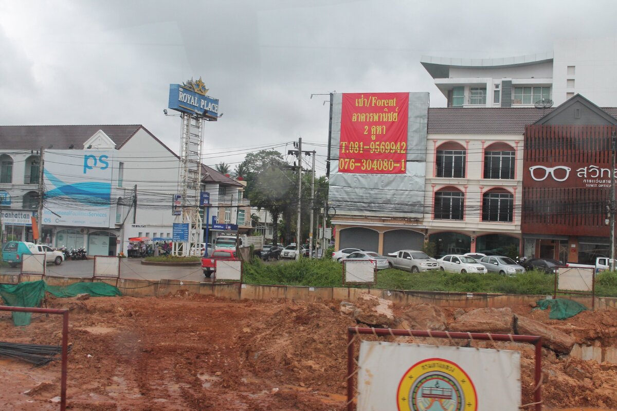 Стройка, стройка, стройка... Глина, грязь, забор... Баунти, бл@...