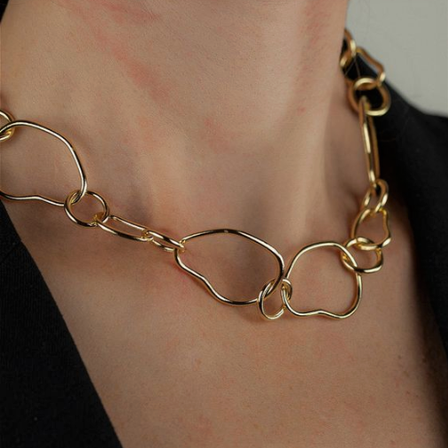 Сегодня актуальны колье в виде цепей, как классических плетений, так и фантазийных. (фото взято в интернет-магазине wildberries.ru)