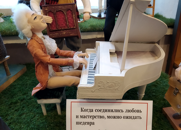 Вглядитесь во вдохновенное лицо пианиста