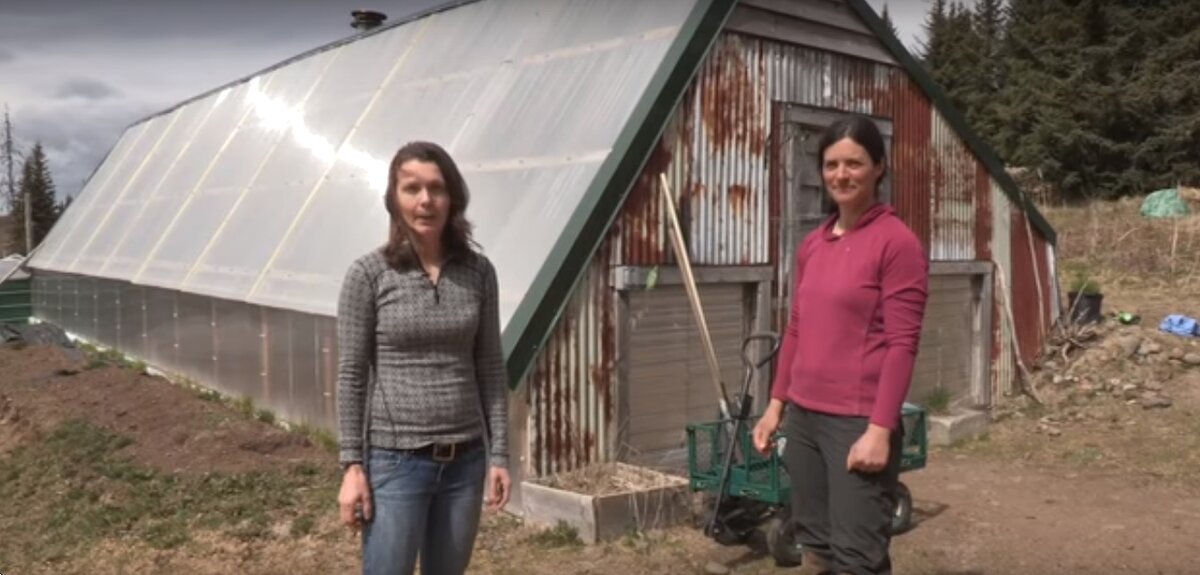 Хейди и Эмили возле подземной теплицы