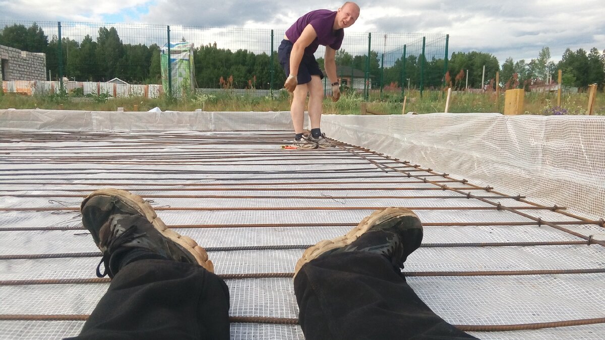 первая привязанная поперёк арматурина.