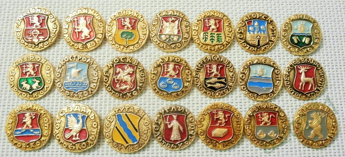 Гербов каких городов не хватает на этой фотографии?