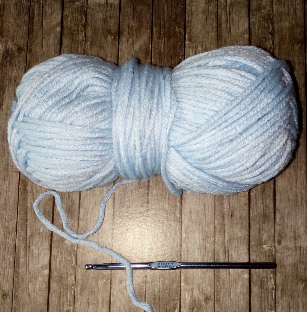Голубая акриловая пряжа и крючок 5,5 мм