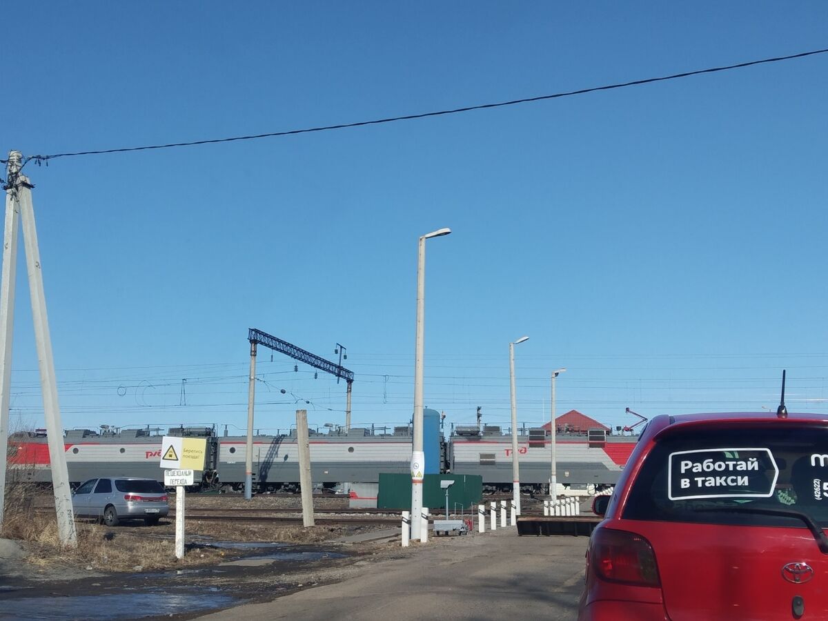 Десятки машин выстраиваются перед закрытыми переездами в Биробиджане