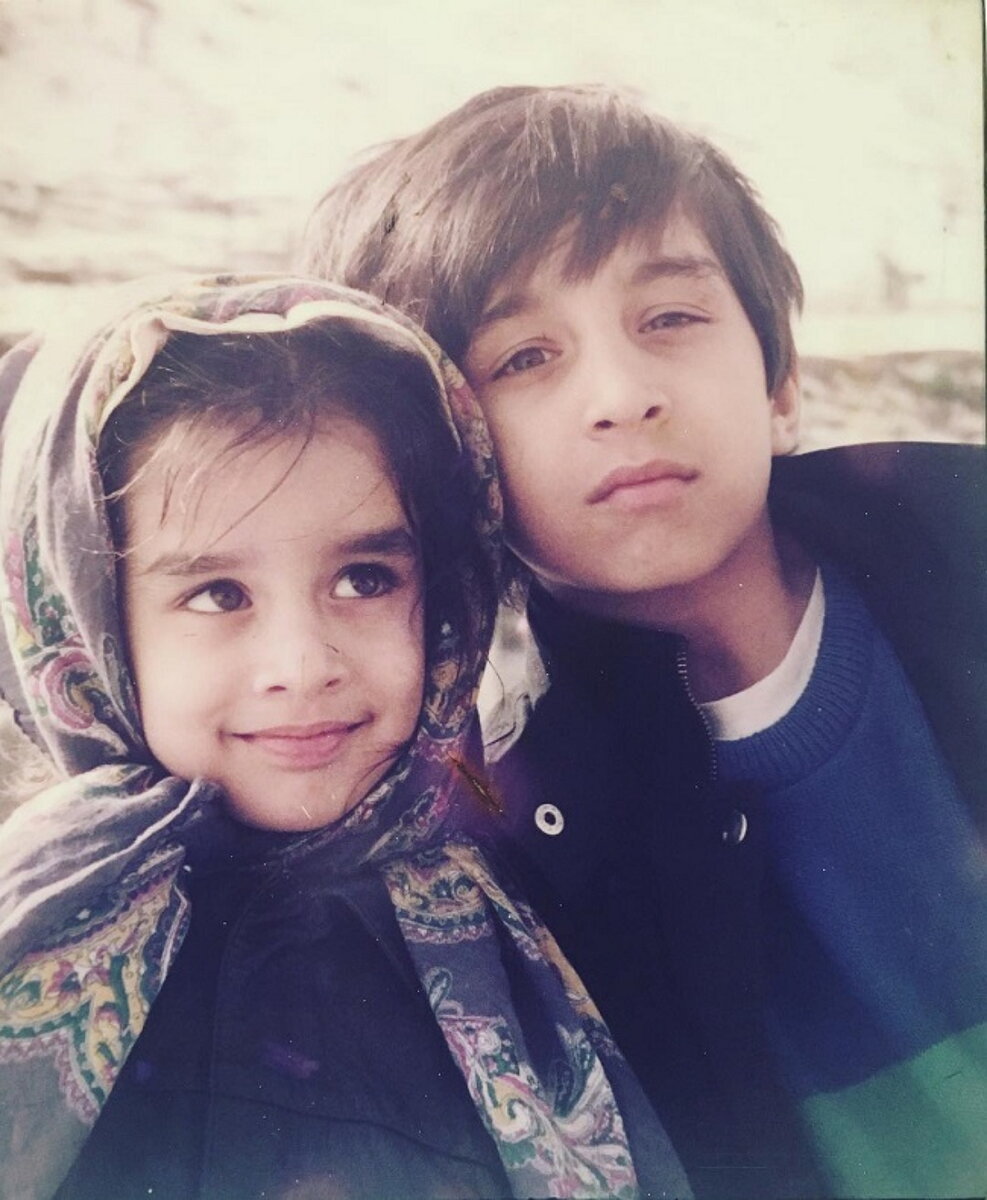 Шраддха Каупр в детстве со своим старшим братом Сиддхантом