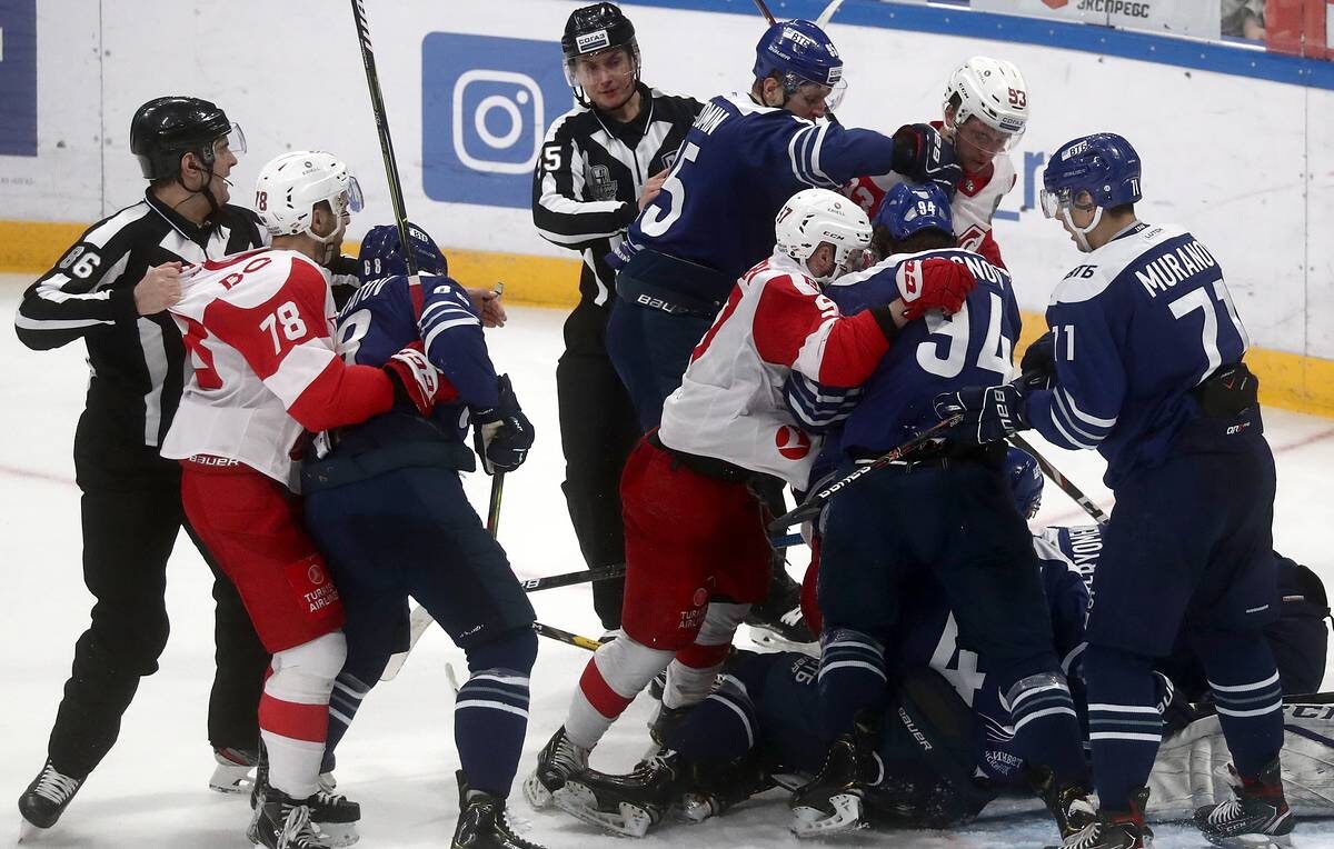 "Динамо" - "Спартак" момент встречи. Фото КХЛ.
