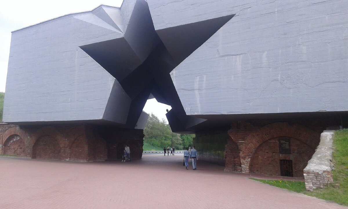 Вход в Брестскую крепость. Город Брест республики Беларусь. Личное фото автора 