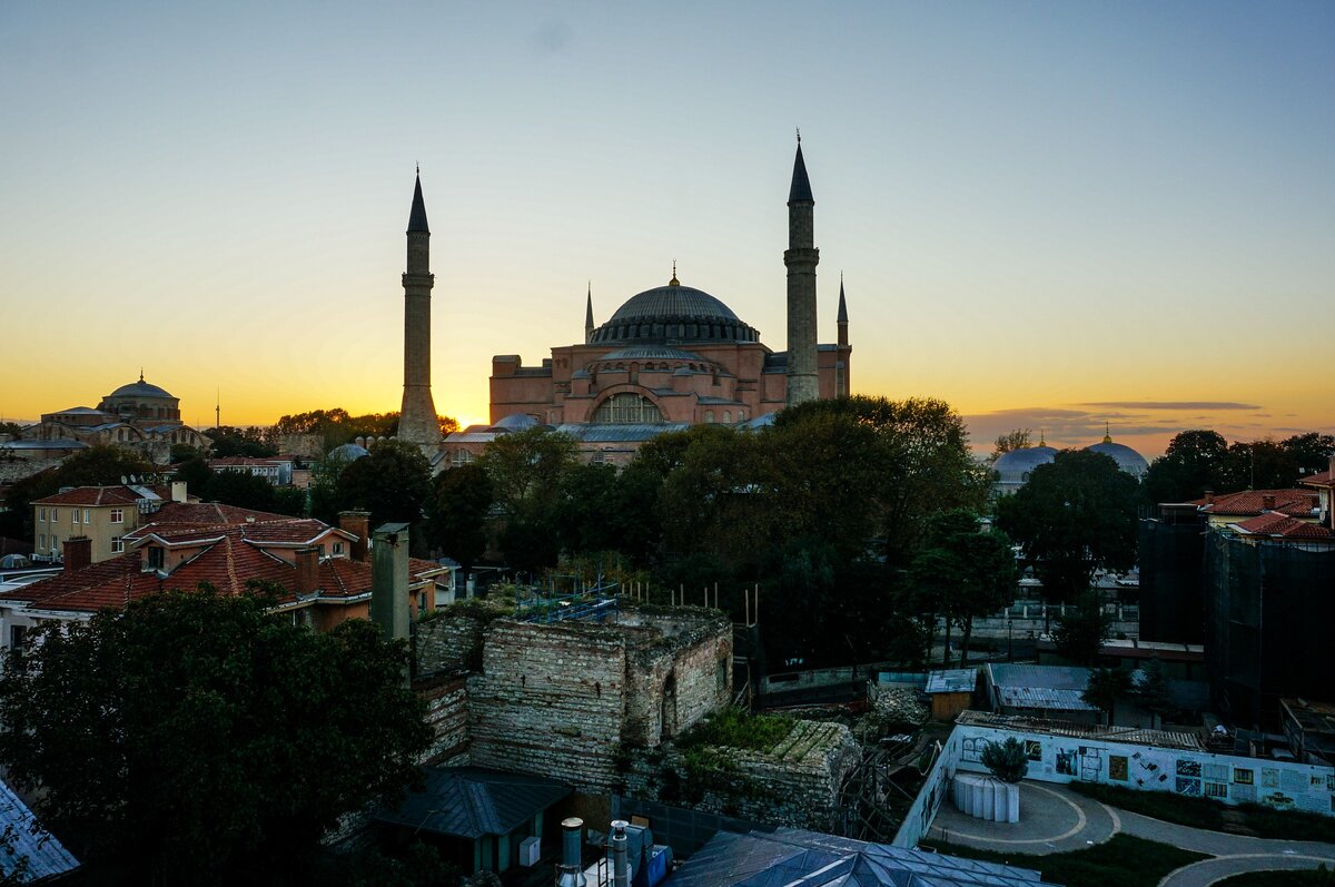 Рассвет. Утренний азан. Я понял, что он бывает очень мелодичным и красивым Проснулся, сфотографировал, уснул
