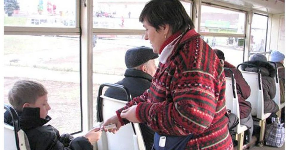 Еще совсем недавно многие родители жаловались на суровых кондукторов, готовых буквально растерзать детей из-за того, что у них нет денег или билета.