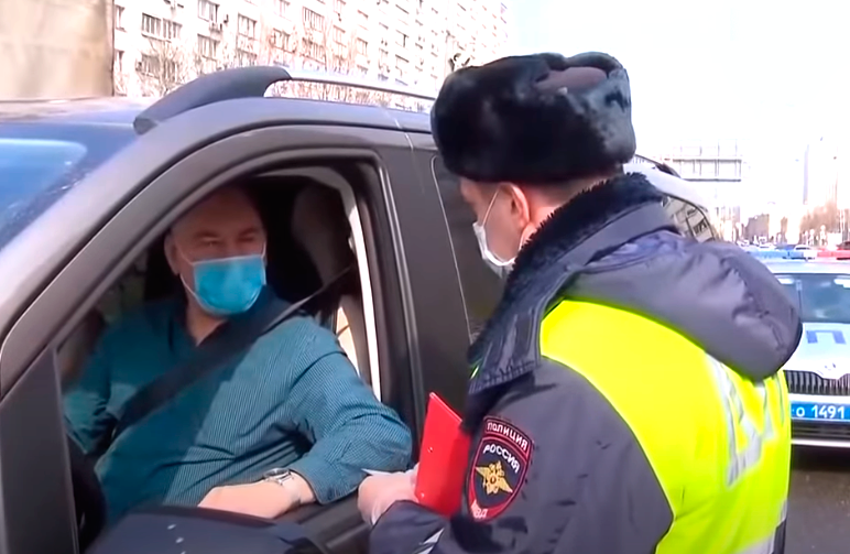 Брюнетка в маске медицинской. Машина в маске. Автомобильная маска. Девушки в маске с автомобилем. Ездить в машине в маске.