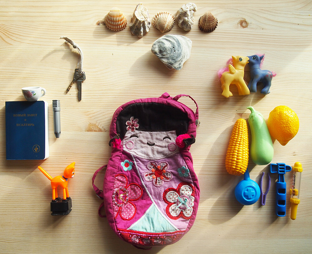 когда сфотографировала содержимое рюкзака любимой дочурки