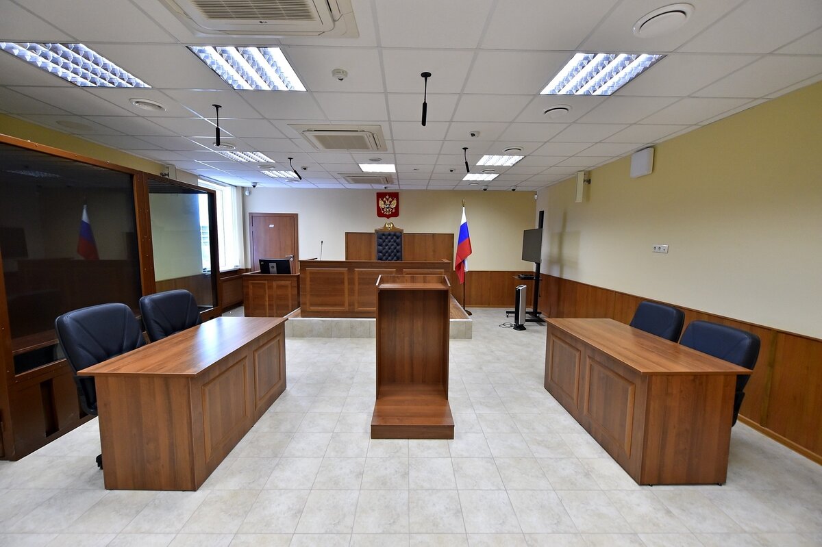 Только наше дело слушалось в обычном кабинете судьи размером с большую кухню
