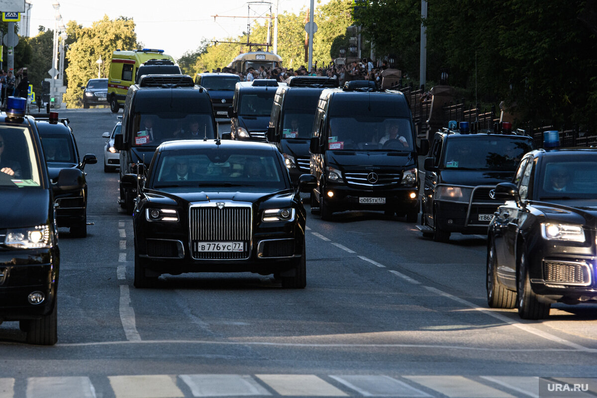 Кортеж Путина. Парочка Аурусов и море немцев.