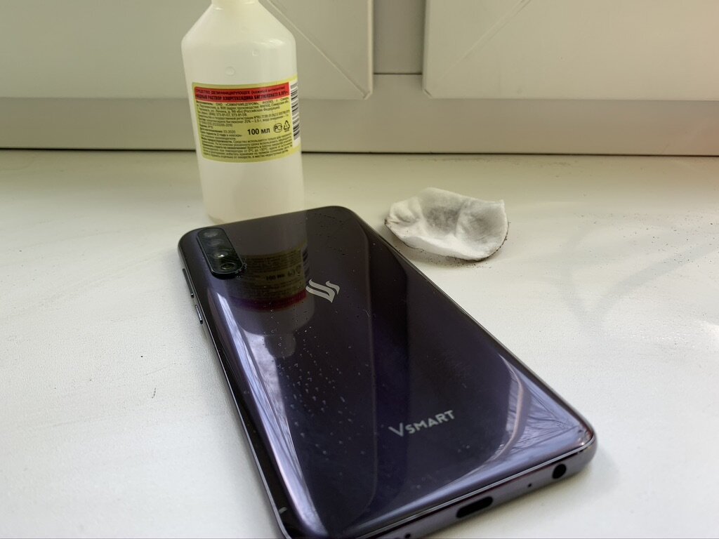 Протирка смартфона Vsmart хлоргекседином.