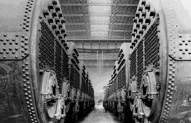 
23-летний Джон Коффи присоединился к RMS Titanic в Саутгемптоне, поскольку он подписал контракт с судном, чтобы он служил либо пожарным, либо пожарным в котельной, который предлагал зарплату в 5 фунтов стерлингов в месяц. Несмотря на то, что планировалось завершить обратный переход через Атлантику , он решил покинуть лайнер во время ее остановки в Квинстауне, Ирландия, который был его родным городом.