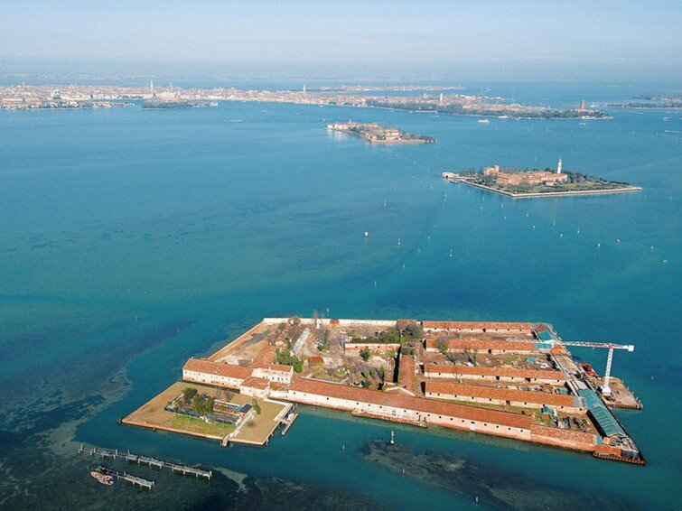 Неправда ли райский островок?  Лазоретто-нуово, место карантина для тех кто мог выжить в Венеции. Фотография с сайта про туризм