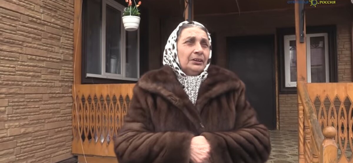 Хотя показать квитанции не может))) . Уверяет что чиновники просто вы читают из её пенсии. Хотя ни в одном из законов Российской Федерации, такой способ  оплаты не прописан. 