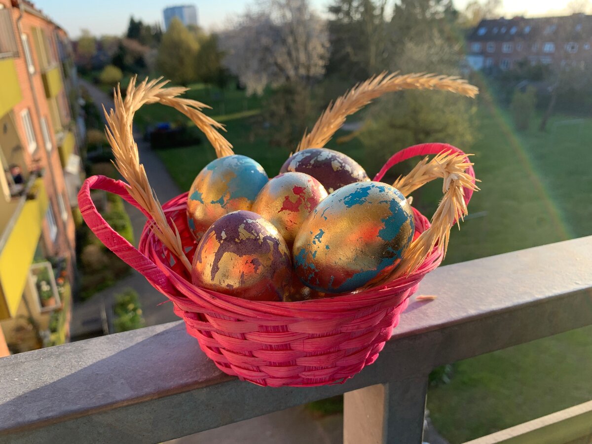 Яйца окрашены обычным пищевым красителем и Поталью. 