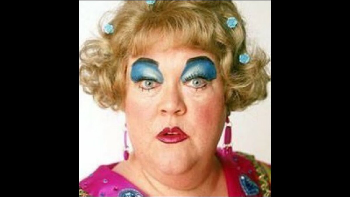 Понятное дело, что это образ собирательный и помада здесь не цвета моркови. Но  весьма красноречиво...