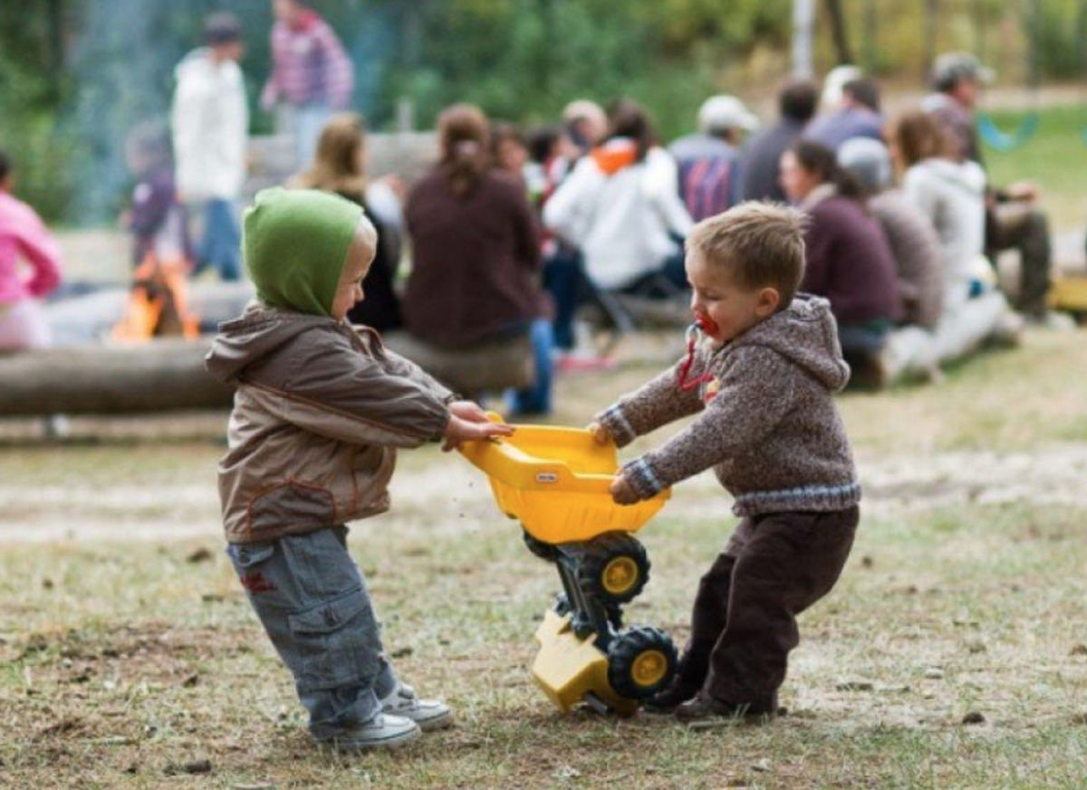 На детской стороне. На детской стороне. Радостные дети. Девочка и мальчик в песочнице. Детские площадки для детей.