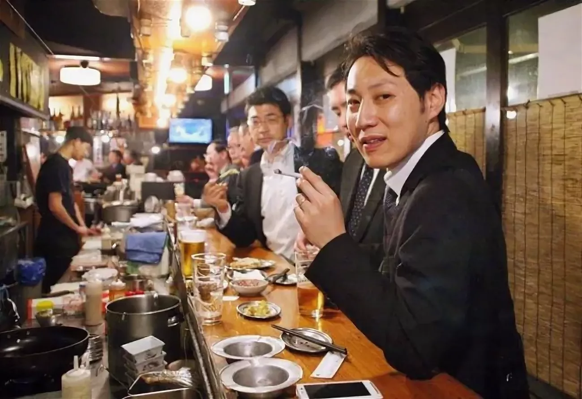 Японцы в баре. Японцы в кафе. Японский бар. Япония люди в ресторане. Жизнь в японии мужчин