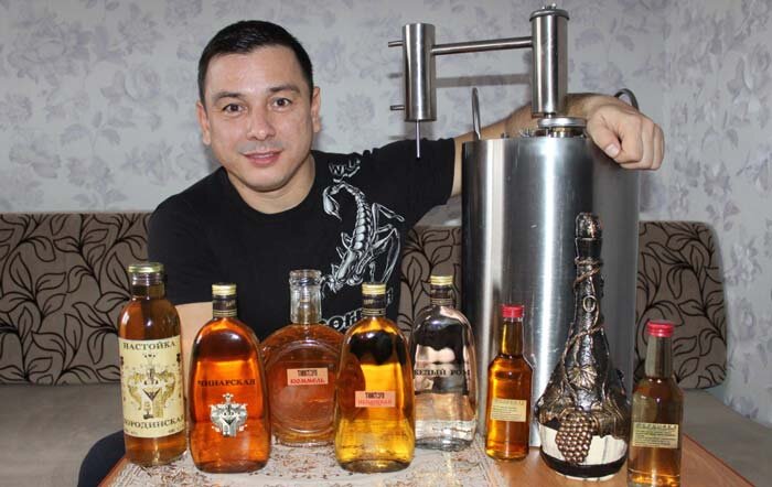 Самогонщик с «трофеями» — наливки и настойки на самогоне.