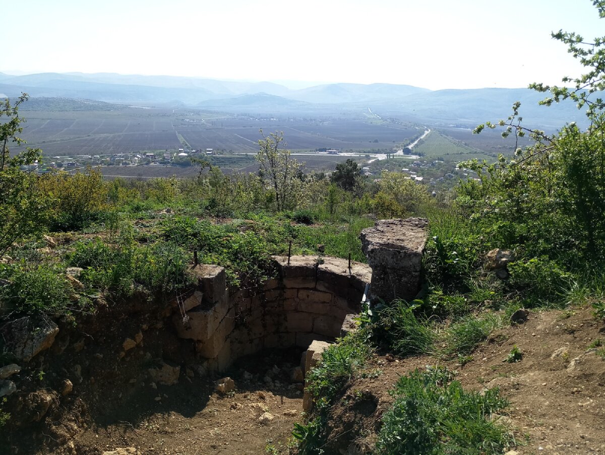 Севастополь, Сапун-Гора. Пулеметный ДЗОТ  2-го батальона дотов 50-го полка Красной Армии. Моё фото.