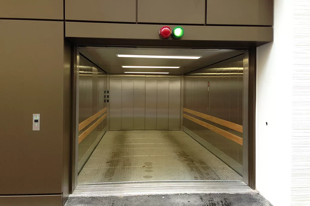 Regretevator elevator. Лифт грузовой ПГ-1005 ЩЛЗ. Грузовой лифт 4000 кг. Грузовой лифт 3200 кг. ПГ 239 лифт.