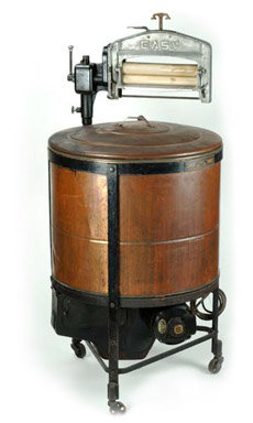 Одна из первых стиральных машин. 