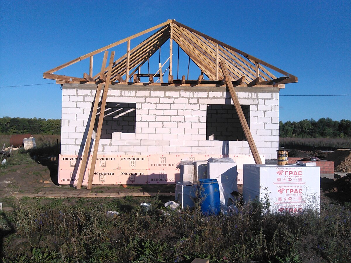 Кладкой газоблока я был доволен, поэтому решили нанять тех же работников и на крышу. @Горбунов Сергей Канал Самостройщика