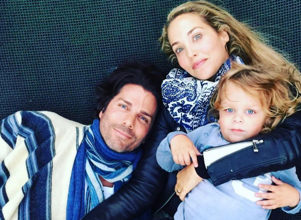 Элизабет Беркли с мужем и сыном. Фото: Instagram