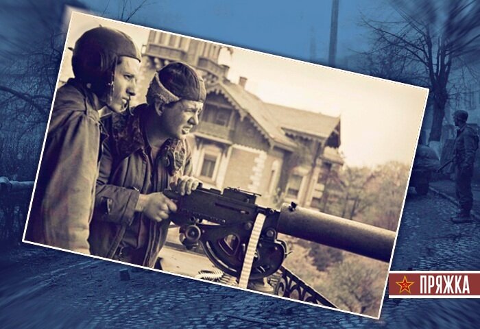 Фото 2. То же, что и на фото 1. На этот раз Рэймонд Боумен виден слева, а Леман Риггс -  справа