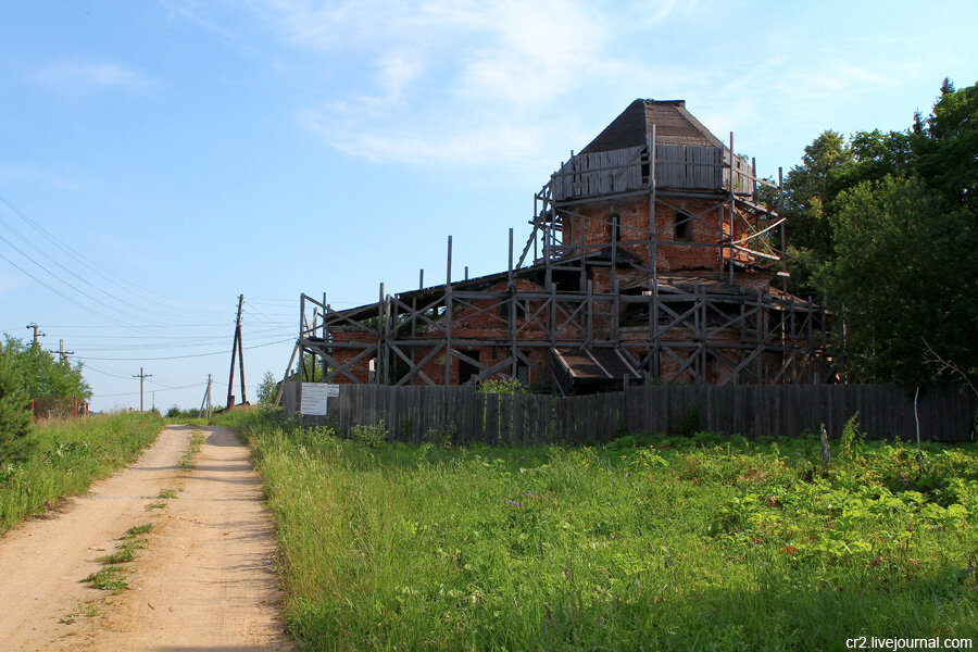 Покровский храм в селе Храброво. Московская область 