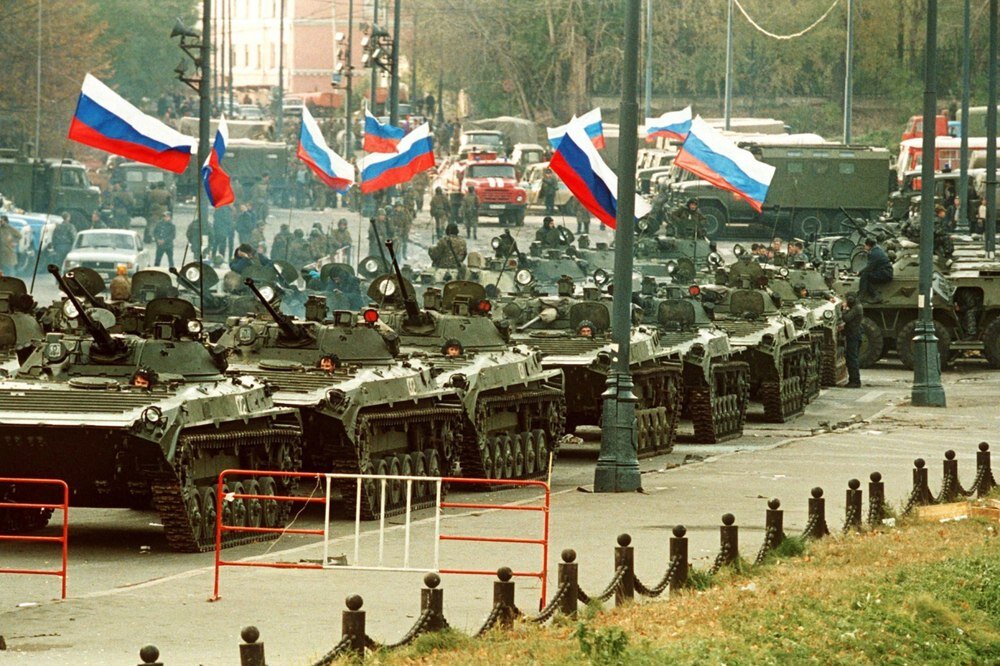 Лояльные Б.Ельцину войска входят в Москву, август 1991г. Фото взято из открытых источников.