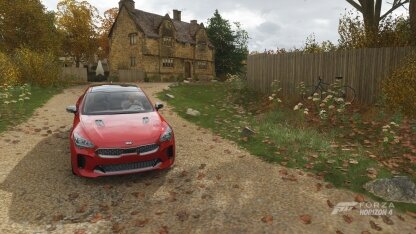 Forza Horizon 4 очень старается поддерживать у игрока интерес к себе, но не перегружая лишней информацией. Здесь нет привычных для жанра предварительных настроек, кастомизаций и обязательного выбора чего бы то ни было. Только дорога и машина на ней, всё остальное — по желанию, когда сами захотите. Игра и так поймёт, что вам нужно.Победили, допустим, в шоссейном триале? Если понравилось — пожалуйста, вот ещё несколько заездов в этом классе. Попробовали выполнить прыжок с трамплина и пролетели на достаточное для высшей оценки расстояние? На карту добавится новая пачка локаций для других прыжков. Получается, что в новой Horizon можно прогрессировать, вообще игнорируя часть событий, — достаточно участвовать в самых интересных. Более того, даже побеждать необязательно: спортивный девиз «главное не победа, а участие» работает здесь на все сто.После нескольких часов игры карта запестрит событиями. Пользуйтесь фильтромВ попытках удивить игра регулярно прыгает выше головы. Фанаты Halo, как вам такое?Впрочем, награды по-прежнему соответствуют заслугам. Отдельно учитывается как общий уровень игрока (с каждым десятком уровней получаем статусный браслет нового цвета и новый тип событий для участия), так и достижения по каждому классу активностей.Призы сыплются как из рога изобилия: машины, кредиты, вещички для вашего альтер эго и прочие оформительские мелочи — привычная для серии рулетка крутится на всю катушку. Но, на мой субъективный взгляд, лучшими подарками всегда были и остаются раритеты, которые можно найти в заброшенных сараях по выданным ориентирам. В Forza Horizon 4 такие находки, разумеется, отличаются британскими генами.Авто из коллекции Best of Bond, посвящённой агенту 007Словом, исследуем, участвуем, побеждаем. И вот ровно в тот момент, когда вас потихоньку начинает тянуть сделать паузу и передохнуть, в игре меняется время года. Легко далась кольцевая гонка на внедорожниках по сланцевому карьеру? Попробуй зимой, когда под колёсами снег со льдом!Более того, на карте появляются и сезонные события, недоступные в прочие времена года. Ну и как тут устоять? По сути, вместо того чтобы отпустить начинающего скучать игрока в другую игру, разработчики сами заботливо его туда переносят. Смена сезонов, как и в жизни, нам неподвластна и происходит автоматически раз в неделю, так что если вы не любите, например, осень, ждать придётся не так уж много: всего через семь дней уже можно будет кататься по снежным заносам. Самостоятельно менять время года можно лишь при создании собственных заездов в мультиплеере.Кстати, о нём.Не просто статусные, но ещё и полезные приобретения. Собственные коттеджи и поместья позволяют быстро перемещаться по карте
