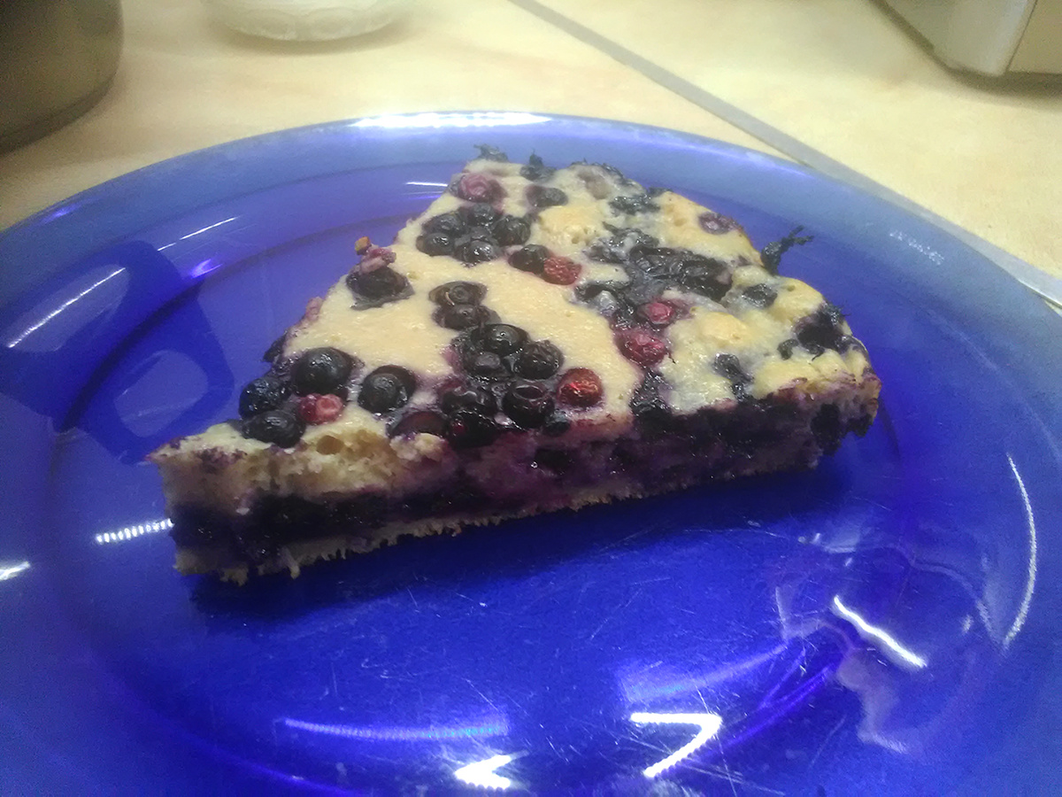 Творожник с черникой, голубикой и земляникой.