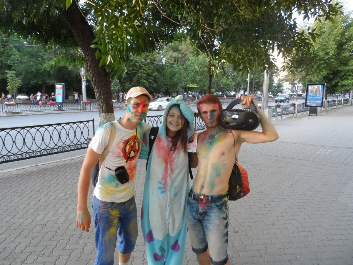 Ребятули,  это была единственная адекватная фотка, где  видно, что кожа относительно "Чистая", даже несмотря на краску. Фото было сделано лет 5 назад, если не ошибаюсь. 