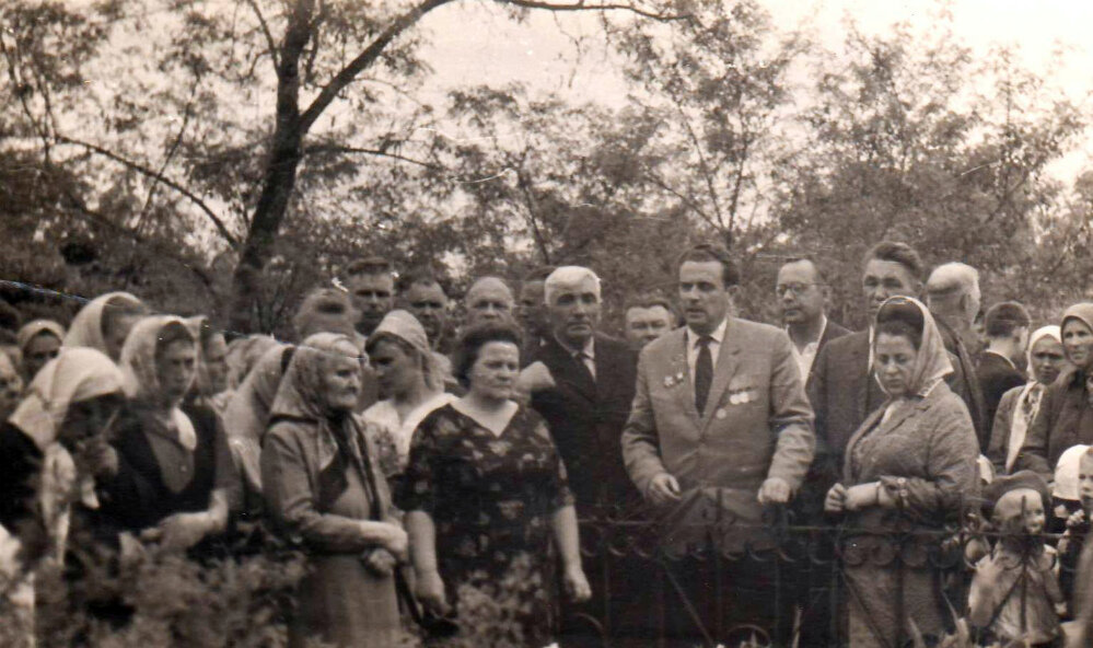 На митинге у братской могилы, где похоронен Александр Степанов, Герой Советского Союза. 1966 г. Источник: goskatalog.ru