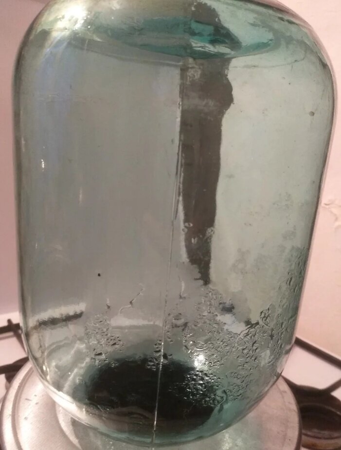 Для этого нужно налить воды на 1/3 в кастрюлю,установить крышку для стерилизации и дать прокипеть воде мин.5-7.Здесь же одновременно можно простерилизовать и крышки