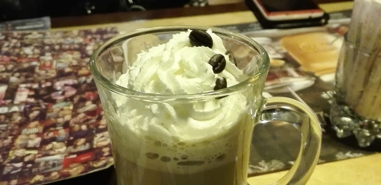 Кофе со взбитыми сливками. Сверху украсила тремя зернышками кофе - очень вкусно, если разжевать.