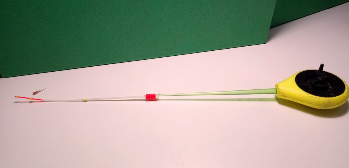 Вот она удочка - балалайка. Ручка отсутствует, роль ее играет катушка.