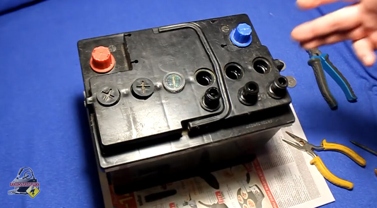 При зарядке акб пробки надо выкручивать. Ошибка при зарядке аккумулятора автомобиля. Открутить пробки на аккумуляторе. Обязательно ли выкручивать пробки аккумулятора. Обязательно ли выкручивать пробки аккумулятора.