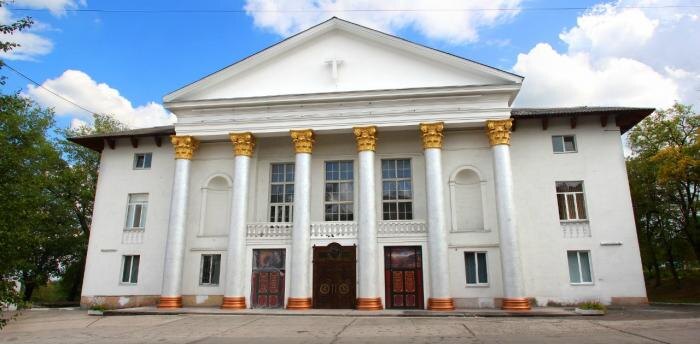 Бывший дворец Строителей. Ныне молельный дом. 