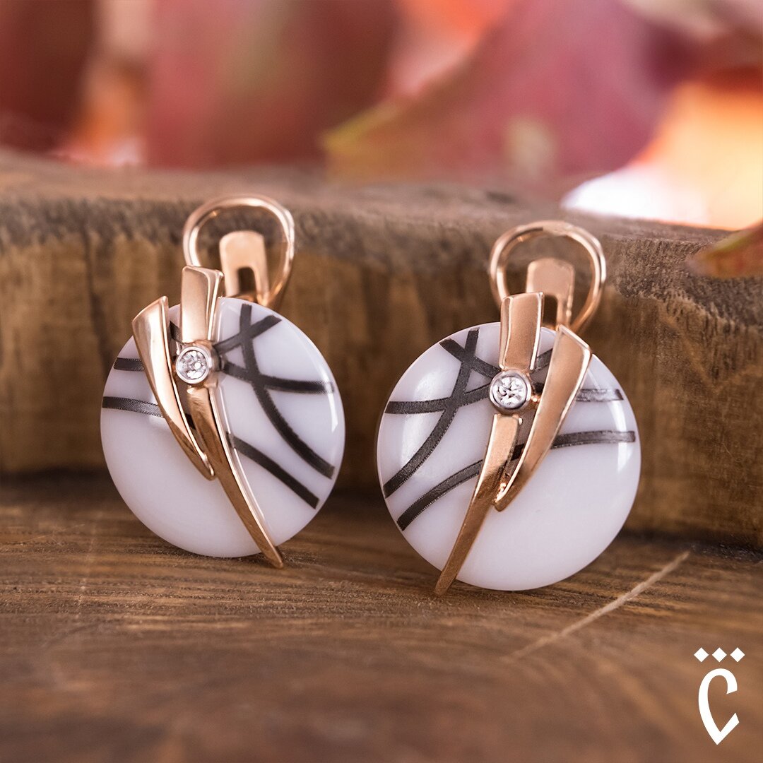 Золотые серьги с белой керамикой и бриллиантами (арт. 6025111)