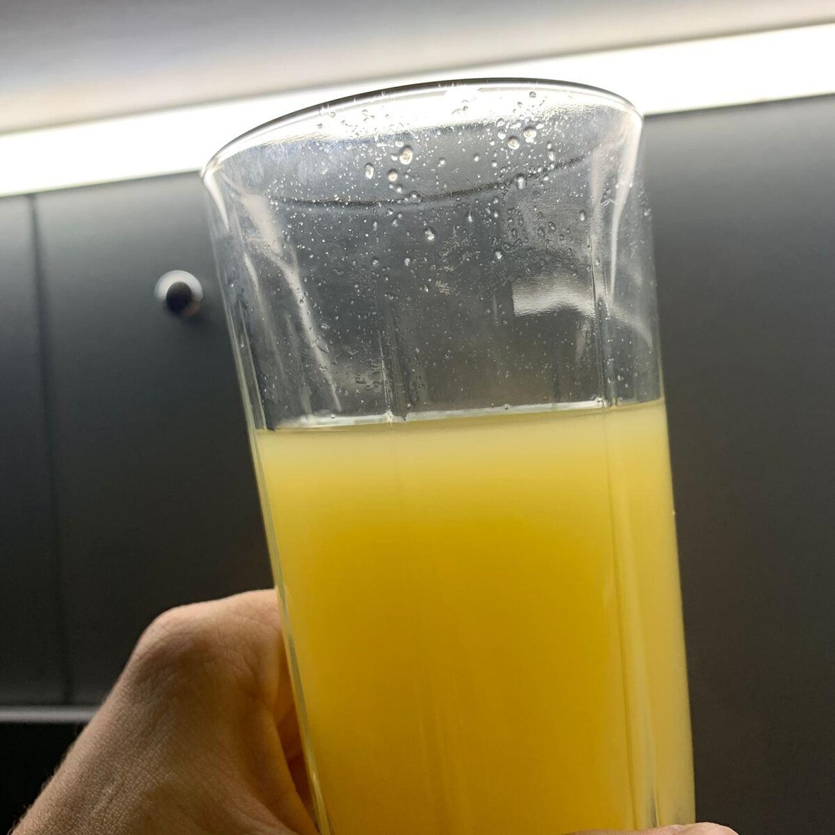 Польза ананасового сока доказана многочисленными научными исследованиями. Главным образом это обусловлено исключительным химическим составом. 
Полезные свойства напитка:

В состав исходного продукта входит уникальный фермент – бромелайн, который встречается исключительно в ананасах и имеет активное физиологическое действие на организм. Фермент участвует в процессах распада липидных молекул и регулирует жировой обмен. Благодаря этой функции ананасовый сок имеет активное жиросжигающее действие и рекомендован к употреблению людям, имеющим избыточный вес. Также данный компонент положительно влияет на процесс пищеварения, избавляет от спазматической боли в пищеварительном тракте и уничтожает патогенную микрофлору кишечника.
За счет содержания в продукте витаминов группы В напиток оказывает положительное действие на работу центральной нервной системы, стимулирует передачу нервных импульсов и улучшает память. Эта функция обусловливает оптимальность к применению в период изучения большого количества информации.
Присутствие в составе продукта витамина С наделяет его иммуностимулирующей функцией. В холодное время года рекомендуется добавить в ежедневный рацион стакан свежевыжатого сока для улучшения общей резистентности организма.