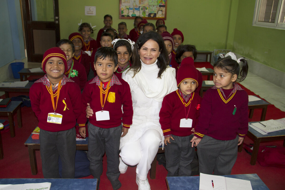 Шахла - основатель школы Mother Miracle и дети