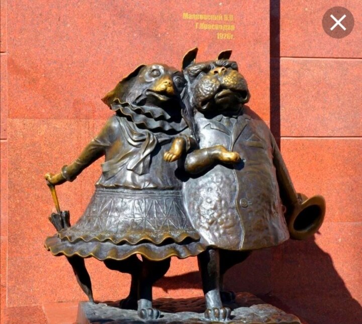 Скульптура "Собачкина столица" или "Влюблённые собачки" в  Краснодаре на улице Красная. В журнале "Русский мир"  за 2009 год эта скульптура вошла в топ самых странных памятников  в России. Если потереть их носики, то это к счастью в любви! 