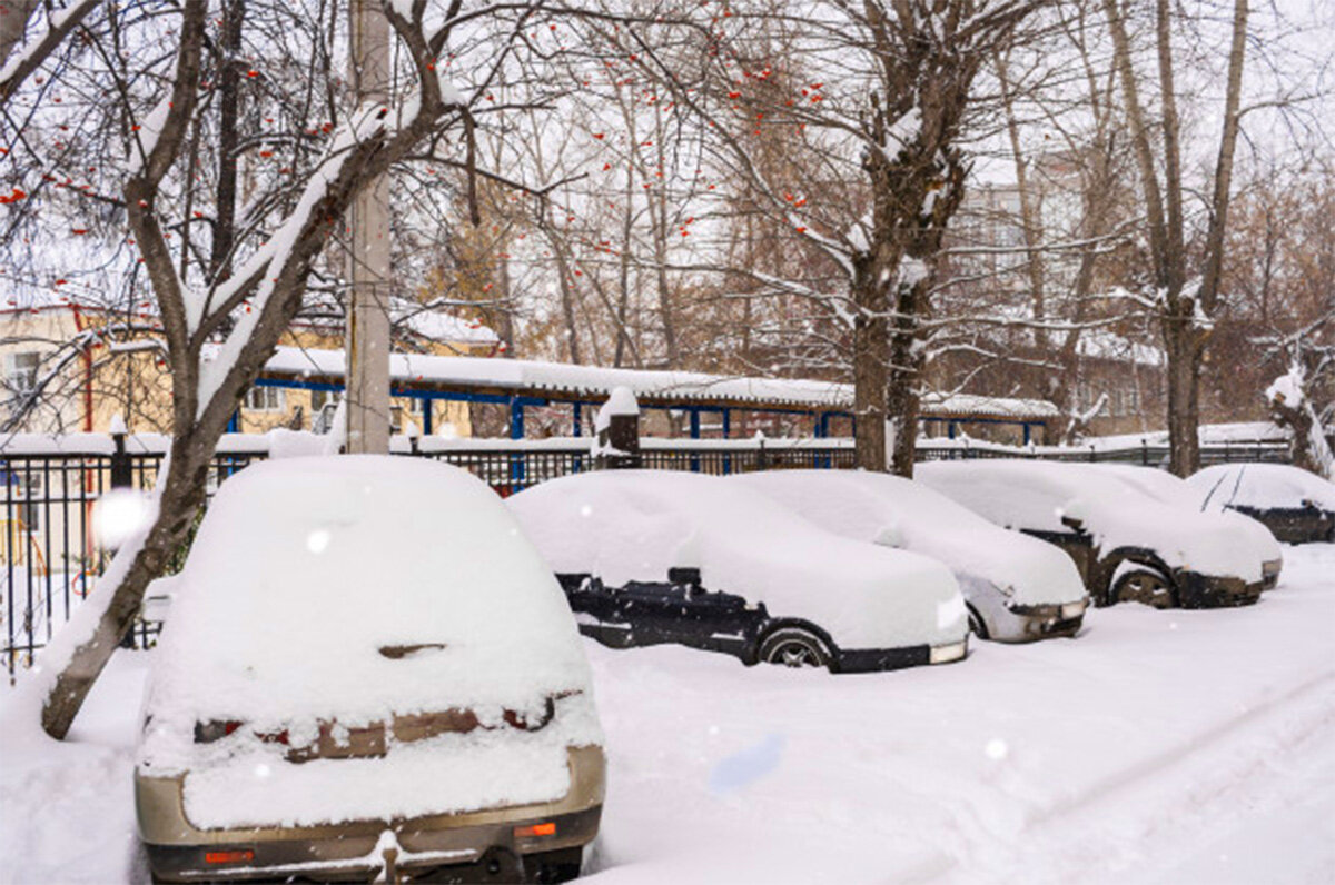 Как известно в холоде любая батарейка теряет свои мощностные характеристики и АКБ автомобиля не исключение, а если дома у вас есть зарядное устройство можно погонять на маленьком токе
